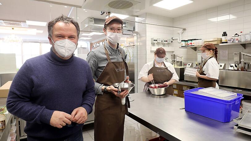 Olaf Minet (l.) bietet im Lockdown Fortbildungen für junge Köche und Koch-Azubis an, die in Kurzarbeit sind. "Viele Betriebe haben geschlossen und junge Menschen in der Ausbildung wenig Chancen, sich weiterzuentwickeln", sagt Minet. Diese Woche ist Koch Markus Hildebrecht zu Gast, um den Schoko- und Pralinenprofis der "Chocolat Manufaktur"über die Schulter zu schauen. Kommende Woche Montag wird ein Koch-Azubi aus dem Romantikhotel Fürstenhof für ein Praktikum bei Minet anfangen. "Wir könnten jede Wochen jemanden aufnehmen", sagt der Chocolatier. Olaf Minet (l.) bietet im Lockdown Fortbildungen für junge Köche und Koch-Azubis an, die in Kurzarbeit sind. "Viele Betriebe haben geschlossen und junge Menschen in der Ausbildung wenig Chancen, sich weiterzuentwickeln", sagt Minet. Diese Woche ist Koch Markus Hildebrecht zu Gast, um den Schoko- und Pralinenprofis der "Chocolat Manufaktur"über die Schulter zu schauen. Kommende Woche Montag wird ein Koch-Azubi aus dem Romantikhotel Fürstenhof für ein Praktikum bei Minet anfangen. "Wir könnten jede Wochen jemanden aufnehmen", sagt der Chocolatier.