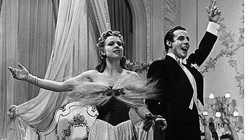 Seit 87 Jahren steht er im Rampenlicht: Jahrhundert-Star Jopie Heesters hier im Film „Immer nur du“ (mit Dora Komar, 1941). Seit 87 Jahren steht er im Rampenlicht: Jahrhundert-Star Jopie Heesters hier im Film „Immer nur du“ (mit Dora Komar, 1941).