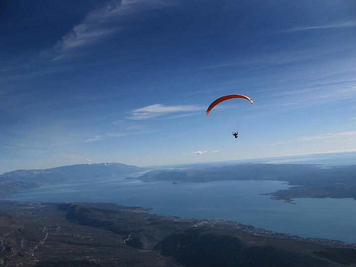 Hoch hinaus beim Paragliding.