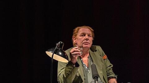 Ben Becker verlangt bei seinen Auftritten von sich, aber auch vom Publikum, höchste Konzentration.