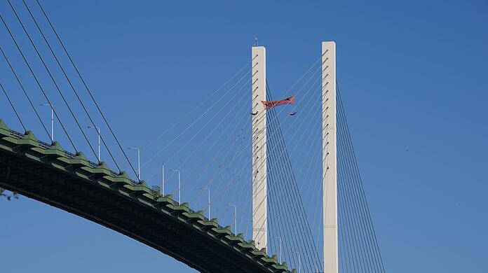 Klimaaktivisten waren im vergangenen Oktober auf die Pfeiler der Themse-Brücke geklettert. Das hat nun Folgen.