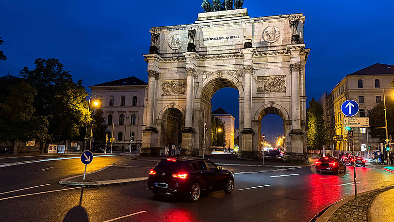N&ouml;rdlich des Siegestors beginnt die Leopoldstra&szlig;e, wo die Polizei eine Schwerpunktkontrolle durchf&uuml;hrte.