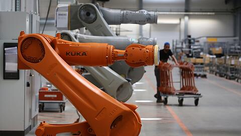 Kuka-Roboter im Augsburger Werk im &Uuml;bernahmejahr 2016.