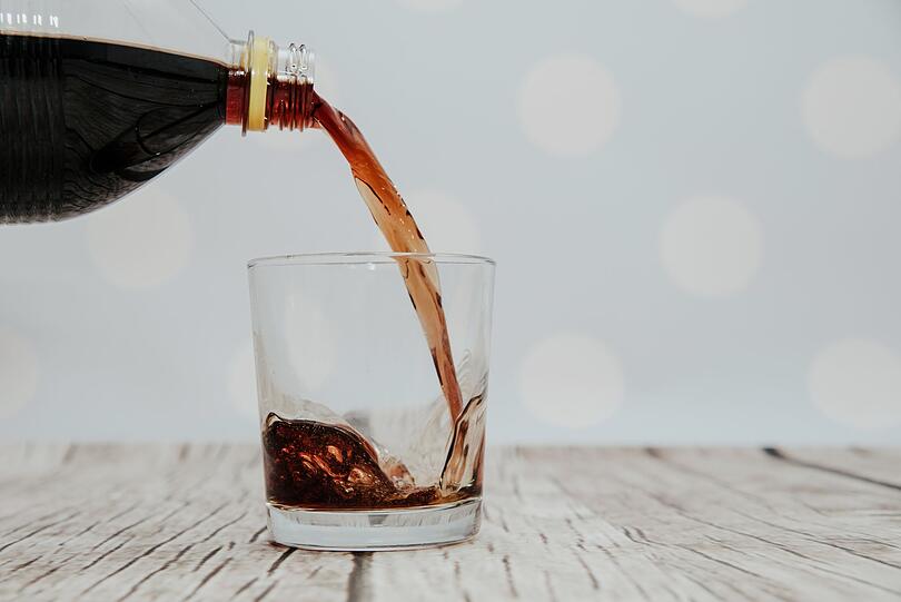 Nicht nur der bayerische Ministerpr&auml;sident Markus S&ouml;der ist ein bekennender Fan von Cola Light. Viele Menschen greifen auf "Light"-Produkte zur&uuml;ck, weil sie weniger Fett und weniger Zucker enthalten. Stattdessen werden die Produkte aber oft mit Geschmacksverst&auml;rker, Aromen und S&uuml;&szlig;stoffen versetzt. Gerade letztere k&ouml;nnen appetitanregend wirken und "s&uuml;chtig" nach mehr machen.