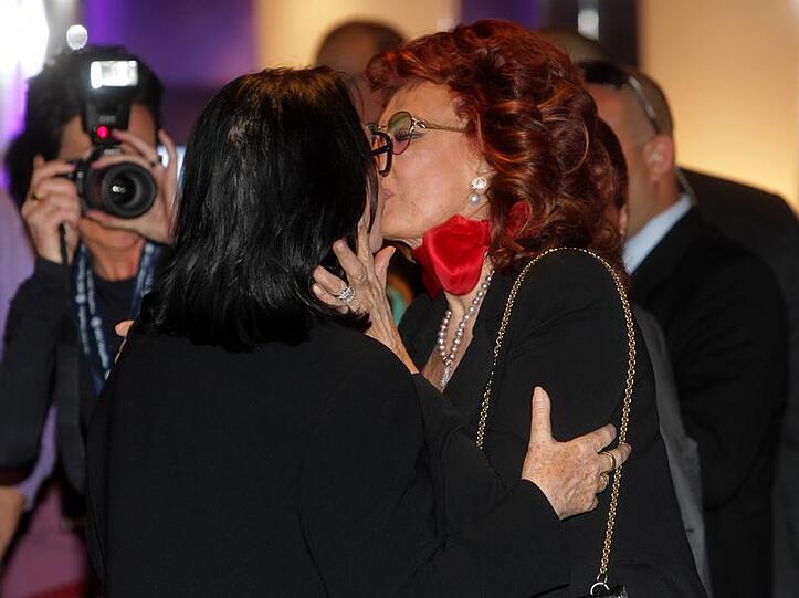 Sophia Loren (r) und Nana Mouskouri begrüßen sich auf dem Kreuzfahrtschiff «MSC Magnifica» in Hamburg.