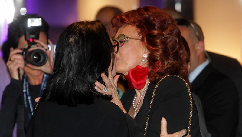 Sophia Loren (r) und Nana Mouskouri begrüßen sich auf dem Kreuzfahrtschiff «MSC Magnifica» in Hamburg. Sophia Loren (r) und Nana Mouskouri begrüßen sich auf dem Kreuzfahrtschiff «MSC Magnifica» in Hamburg.