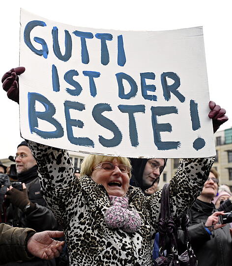 Guttenberg Befürworter und Gegner haben sich am Brandenburger Tor versammelt.