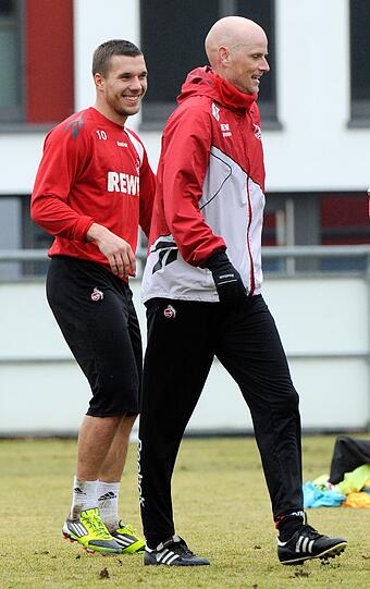 &bdquo;Ich weiß etwas mehr als ihr&ldquo;, sagte Trainer Stale Solbakken am 
Mittwoch lächelnd zu den Journalisten und deutete auch an, dass 
Podolskis Entscheidung bereits gefallen ist. &bdquo;Er weiß viel&ldquo;, sagte 
der Norweger ziemlich unzweideutig: &bdquo;Aber für mich ist wichtig, dass 
er alles unter Kontrolle hat und sich auf die kommenden Spiele 
konzentrieren kann.&ldquo;