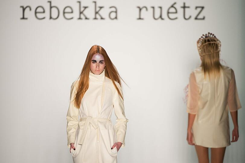 Das Modelabel Rebekka Ruetz präsentiert die neue Herbst/Winter-Kollektion auf der Fashion Week in Berlin.