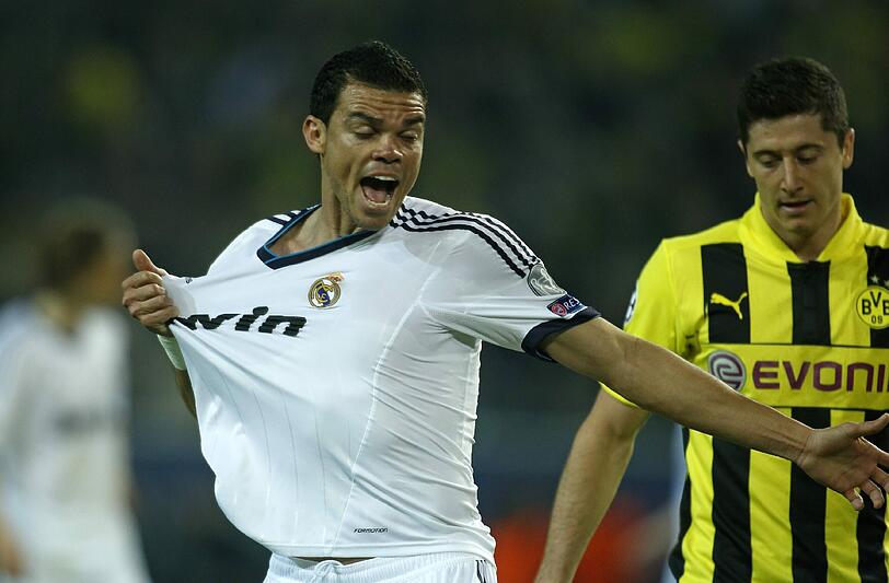 Pepe: &ldquo;Wir sind nicht gut reingekommen. Wir hatten zu viel Respekt und haben teure Fehler gemacht. Aber das wichtigste ist, dass wir es noch drehen können und das Finale erreichen. Wir müssen über uns selbst nachdenken. Wir haben schlecht gespielt und müssen das akzeptieren, aber ein Spiel gibt es noch.&ldquo; (Quelle: realmadrid.com)