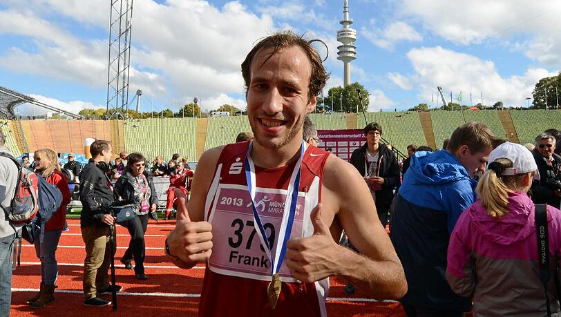 Glücklicher Sieger: Frank Schauer wurde mit einer persönlichen Bestzeit von 2:18:56 Stunden Erster beim München Marathon. Glücklicher Sieger: Frank Schauer wurde mit einer persönlichen Bestzeit von 2:18:56 Stunden Erster beim München Marathon.