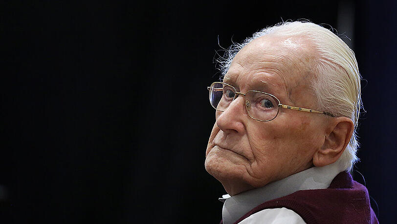 Durch seine Tätigkeit im KZ habe er dazu beigetragen, dass das System Auschwitz funktioniert habe, erklärte der frühere SS-Mann Oskar Gröning. Durch seine Tätigkeit im KZ habe er dazu beigetragen, dass das System Auschwitz funktioniert habe, erklärte der frühere SS-Mann Oskar Gröning.