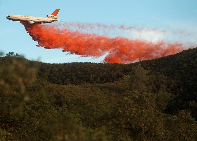 Jetzt greifen die Soldaten der Nationalgarde ein. Mit Löschflugzeugen soll ein weiteres Ausbreiten der Flammen in Kalifornien verhindert werden.