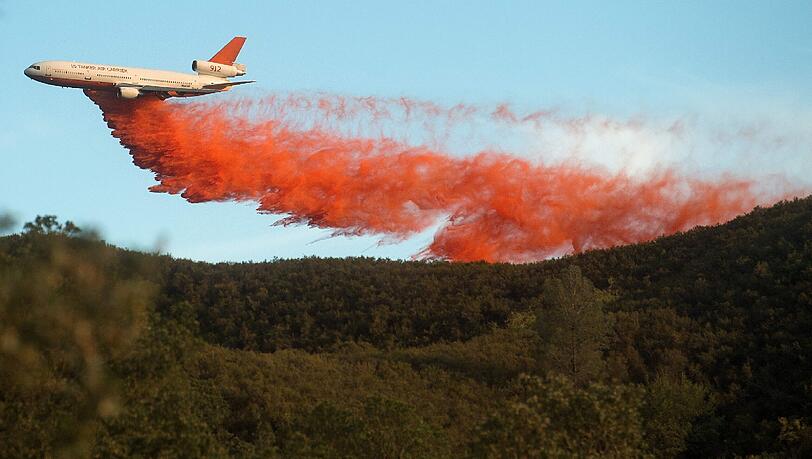 Jetzt greifen die Soldaten der Nationalgarde ein. Mit Löschflugzeugen soll ein weiteres Ausbreiten der Flammen in Kalifornien verhindert werden. Jetzt greifen die Soldaten der Nationalgarde ein. Mit Löschflugzeugen soll ein weiteres Ausbreiten der Flammen in Kalifornien verhindert werden.