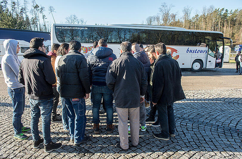 Der Landshuter Landrat Peter Dreier (Freie Wähler) schickte am Donnerstag einen Bus mit rund 31 Flüchtlingen zum Kanzleramt nach Berlin.