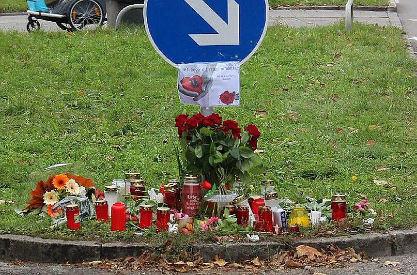 Familie und Freunde haben Blumen und Kerzen für die verstorbene 25-Jährige an der Nymphenburger Straße abgelegt.