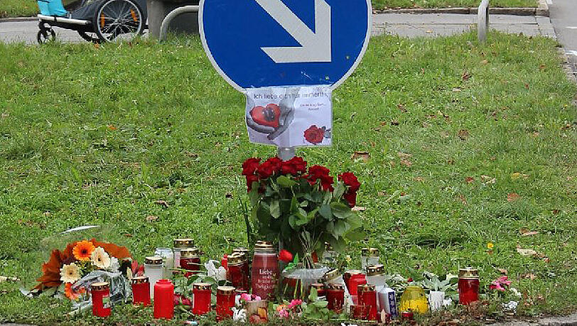 Familie und Freunde haben Blumen und Kerzen für die verstorbene 25-Jährige an der Nymphenburger Straße abgelegt. Familie und Freunde haben Blumen und Kerzen für die verstorbene 25-Jährige an der Nymphenburger Straße abgelegt.