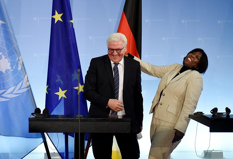 23.01.2017: Politik kann auch Spaß machen: Außenminister Frank-Walter Steinmeier (SPD) und die Exekutivdirektorin des Welternährungsprogramms der UN (WFP), Ertharin Cousin, lachen sich im Auswärtigen Amt einen Ast.