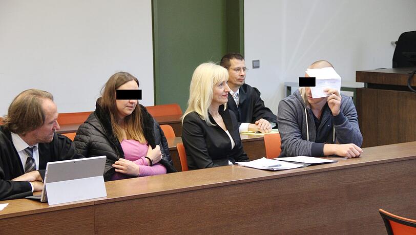 Die Angeklagten mit Dolmetscherin und Anwälten. Die Angeklagten mit Dolmetscherin und Anwälten.