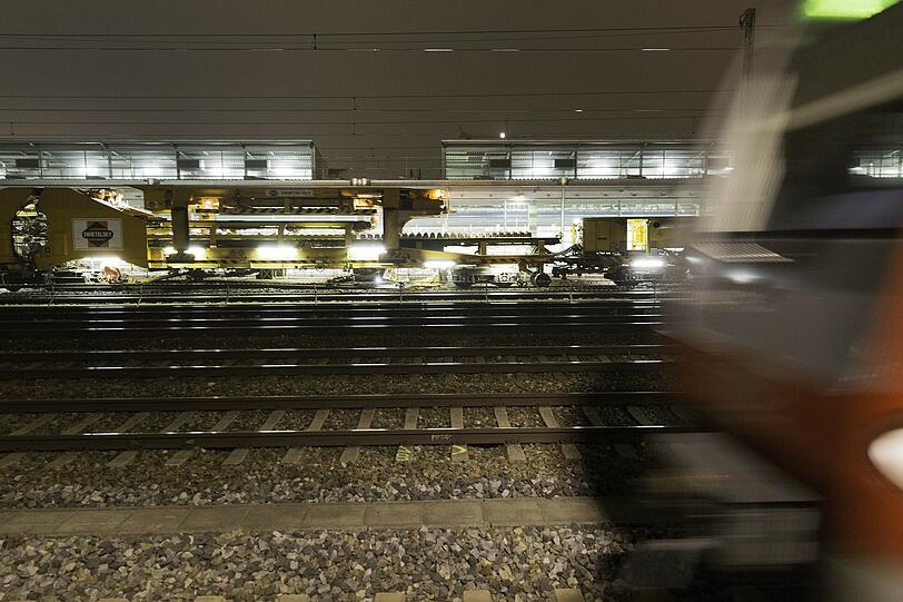 Auf den anderen Gleisen verkehren die Züge nach Fahrplan.
