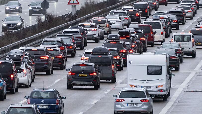 Stau auf der A8: Das könnte es auch wieder über Ostern geben. (Symbolbild)