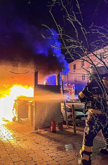 Ein Container brennt in der Silvesternacht in München.