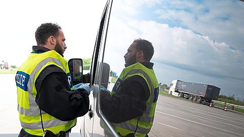 Ein Polizist überprüft einen Transporter. Die zusätzlichen Grenzkontrollen, die wegen der Fußball-EM eingeführt worden waren, sollen an diesem Freitag auslaufen. Union und FDP fordern vehement eine Fortsetzung.