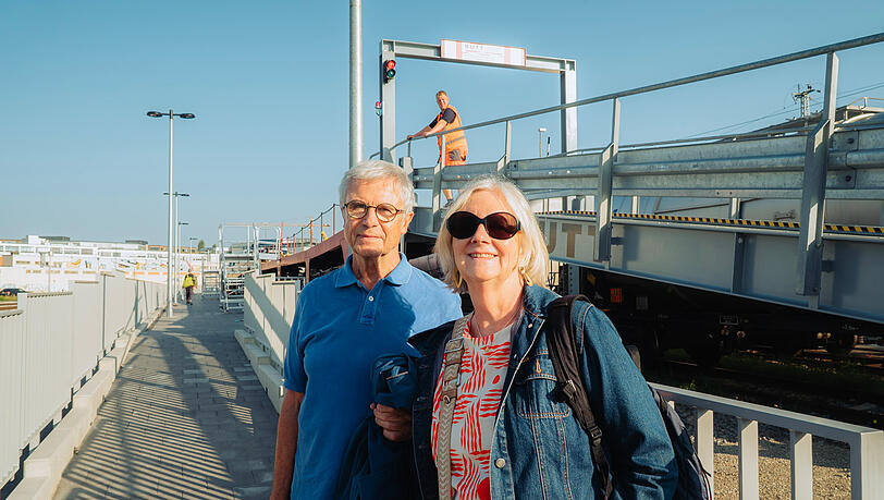 Heike Schütte und Wolfgang Drewelies aus Hamburg sind in einem der Liegewagen des Autozugs mitgefahren. Sie wollen mit ihrem Oldtimer durch die Alpen fahren.