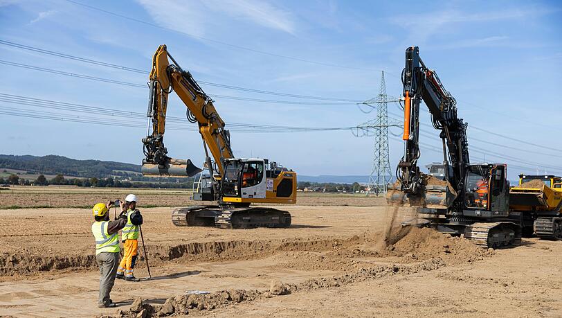 Wie hier in Niedersachsen können die Arbeiten für die Stromtrasse Suedlink nun auch zwischen Thüringen und Bayern umgesetzt werden. (Archivbild)