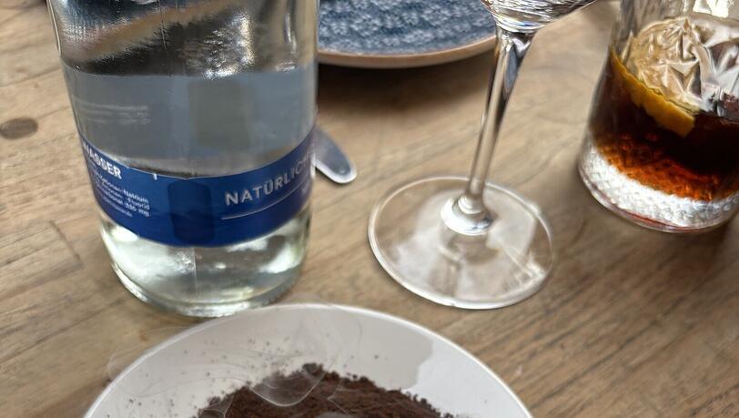Auf dem Geburtstag von M&uuml;nchens Top-Netzwerker waren diese Teller auf den Tischen zu sehen.