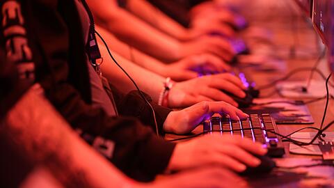 Computerspieler testen "World of Warcraft" bei der Gamescom 2025. (Archivbild)
