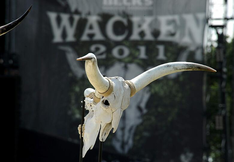 Wet T-Shirts, wilde Rocker, schräge Outfits: So verrückt war das Wacken-Festival 2011. wir zeigen die besten Bilder. EInfach weiterklicken!