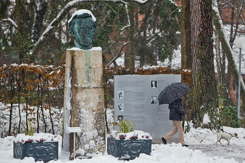 Nicht nur Bayerns Süden ist verschneit, sondern auch der Norden: Der Büste von Richard Wagner auf dem Festspielhügel in Bayreuth steht die Schneehaube doch ganz gut.