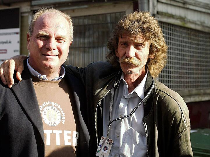 Walter Frosch (rechts, hier im Jahr 2003) mit Uli Hoeneß. Fast wäre die Pauli-Legende einmal bei den Bayern gelandet.