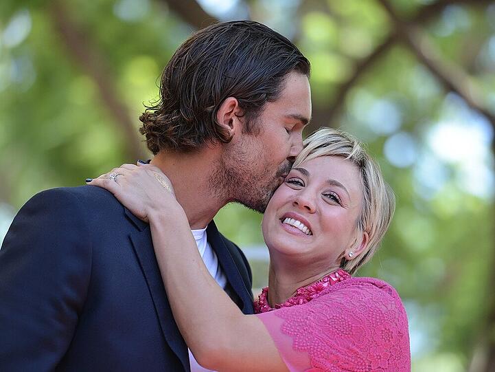 Ein Kuss für die Köchin: Ryan Sweeting und Kaley Cuoco. Mehr Bilder des schönen US-Stars gibt's in der Bilderstrecke...