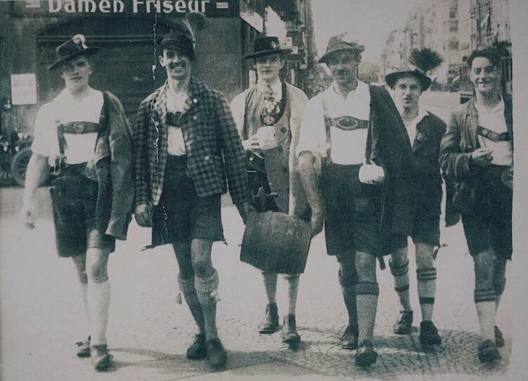 Trachtenvereinsausflug, 1925: Löschs Vater Wilhelm steht in der Mitte.
