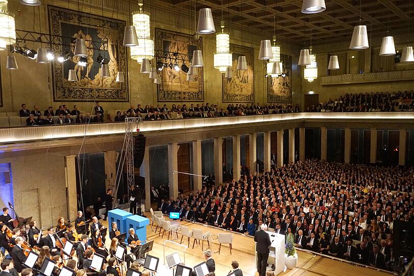 Bundespräsident Steinmeier spricht. Geladene Gäste bei Festakt der Technischen Universität im Herkulessaal.