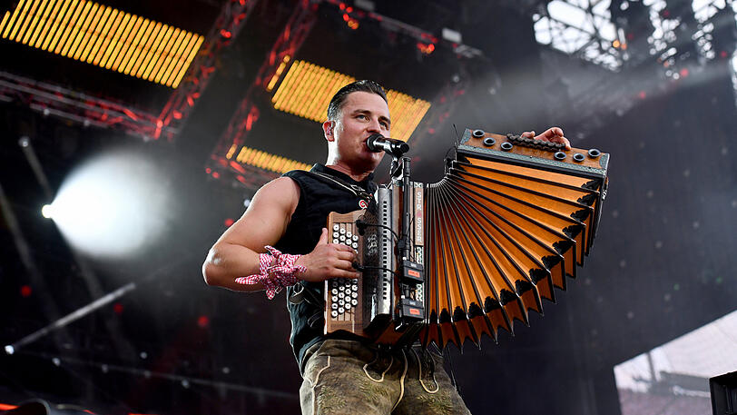 Volle Hütte im Olympiastadion: Andreas Gabalier rockte am Samstagabend in München vor 72.000 Zuschauern. Klicken Sie sich durch die Konzert-Bilder.