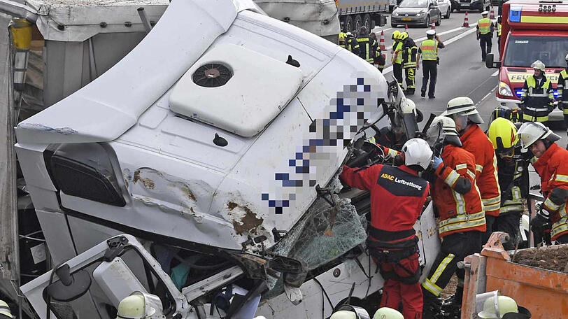 Spezialkräfte im Einsatz: Einer der Lastwagen hatte Klebstoffe geladen und war als Gefahrguttransporter gekennzeichnet.