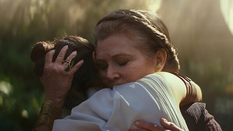 General Leia Organa (Carrie Fisher, hinten) und Rey (Daisy Ridley) in "Star Wars: Der Aufstieg Skywalkers" General Leia Organa (Carrie Fisher, hinten) und Rey (Daisy Ridley) in "Star Wars: Der Aufstieg Skywalkers"