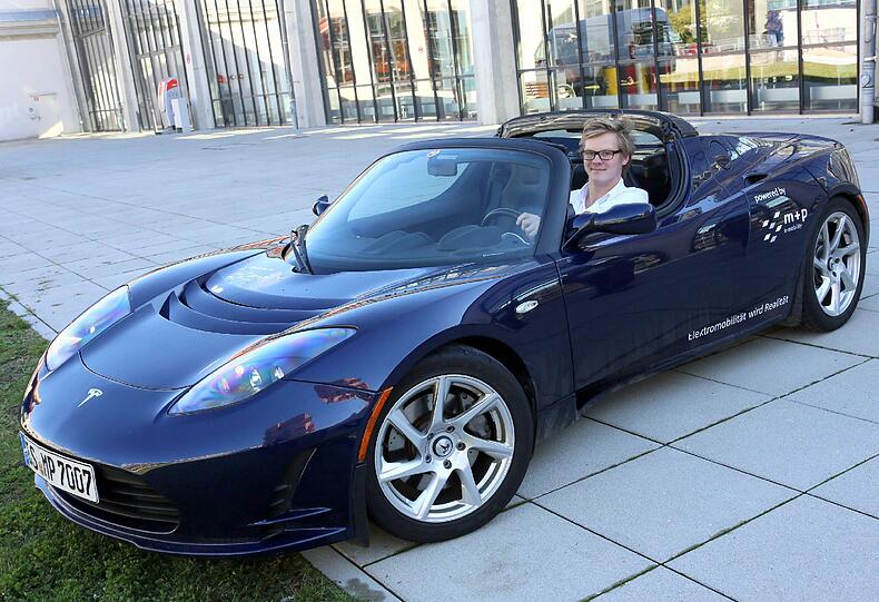 Der Tesla - Tim in dem 0-auf-100-Flitzer, der das in 3,7 Sekunden schafft. Er hat's getestet.