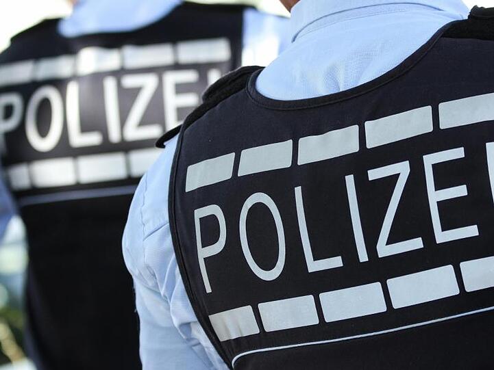 Das Symbolfoto zeigt Polizisten in Schutzwesten.