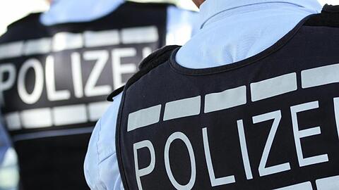 Das Symbolfoto zeigt Polizisten in Schutzwesten.