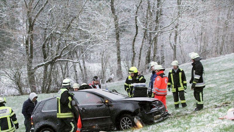 Rettungskräfte stehen neben einem auf Schneeglätte verunglückten Fahrzeug bei Frasdorf im Landkreis Rosenheim. Foto: Josef Reisner Rettungskräfte stehen neben einem auf Schneeglätte verunglückten Fahrzeug bei Frasdorf im Landkreis Rosenheim. Foto: Josef Reisner