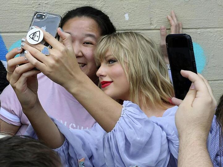 Taylor Swift überrascht ihre Fans in Nashville.