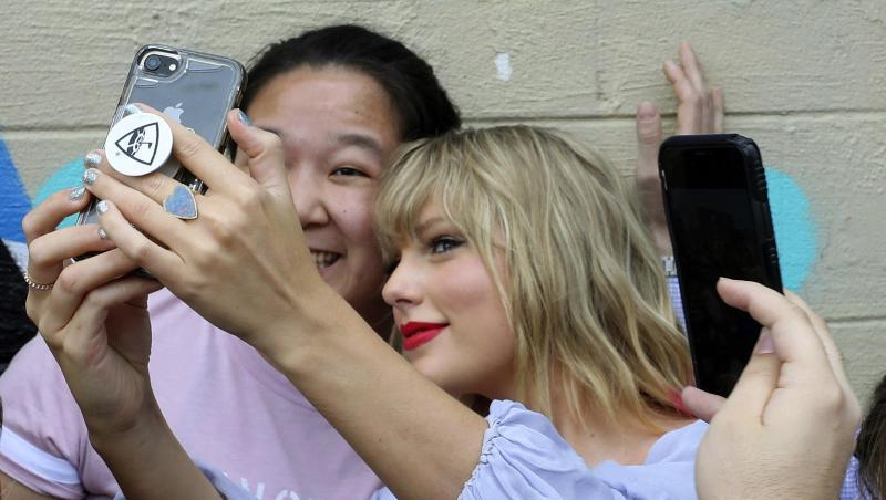 Taylor Swift überrascht ihre Fans in Nashville. Taylor Swift überrascht ihre Fans in Nashville.