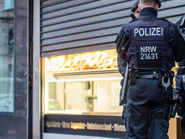 Das Landeskriminalamt Nordrhein-Westfalen und die Staatsanwaltschaft Düsseldorf sind gegen eine "international agierende kriminelle Vereinigung" vorgegangen.