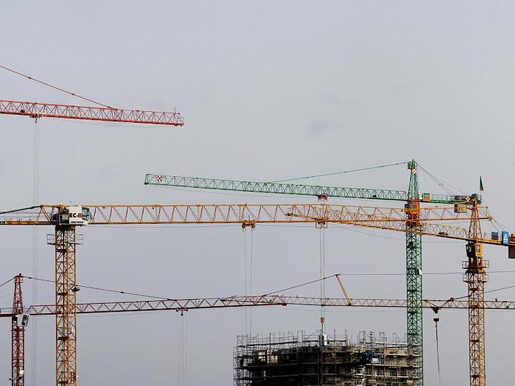 Baukräne stehen an einer Großbaustelle in München. Foto: Stephan Jansen/Archiv