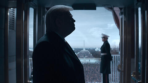 Eine unverwechselbare Silhouette: Brendan Gleeson als Donald Trump in "The Comey Rule"