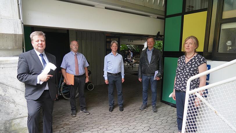 Weitere politische Unterstützung für die Grundwasser-Opfer: (v.l.) Landtagsabgeordneter Robert Brannekämper (CSU) und Benno Zierer (FW), sowie der Anwalt der Anwohner Benno Ziegler. Weitere politische Unterstützung für die Grundwasser-Opfer: (v.l.) Landtagsabgeordneter Robert Brannekämper (CSU) und Benno Zierer (FW), sowie der Anwalt der Anwohner Benno Ziegler.